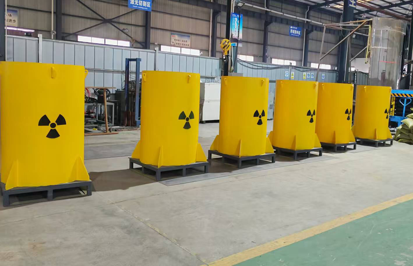 南博万生产车间内的放射性废物回收容器